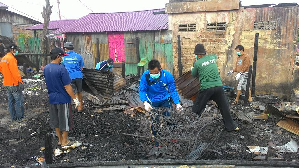 Bahu membahu membersihkan puing bekas kebakaran