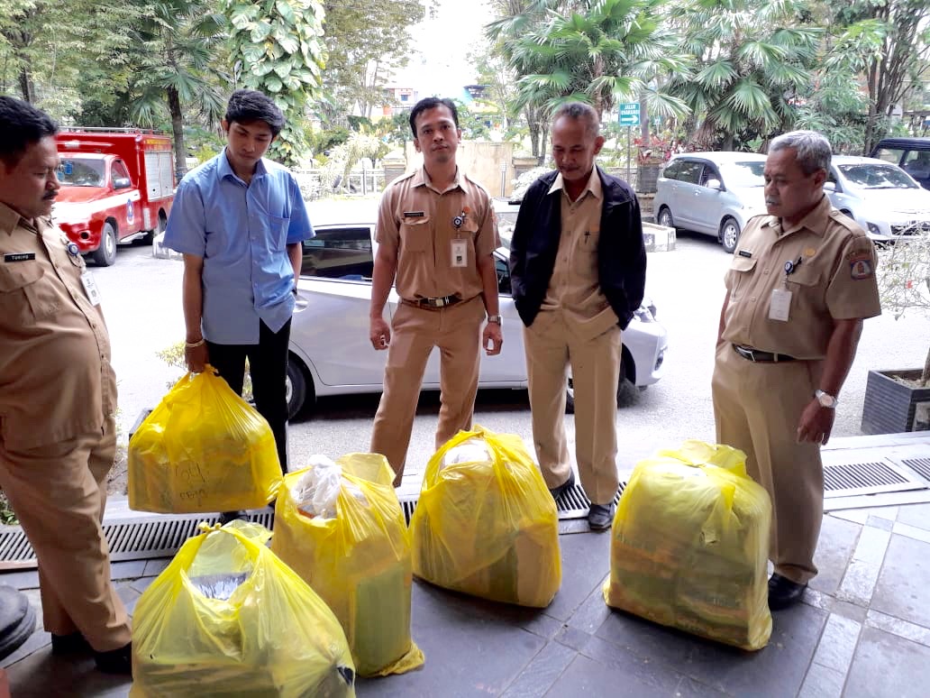 Penyerahan Bantuan Pakaian Layak Pakai